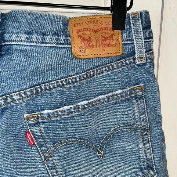 Women's Levi's 501 Medium Wash Button Fly Cutoff Jean Shorts size 27 - Picture 4 of 6